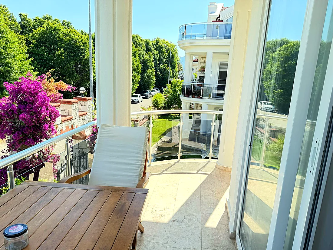 Calis Sunstay’de begonvil ve bahçe manzaralı balkon oturma alanı