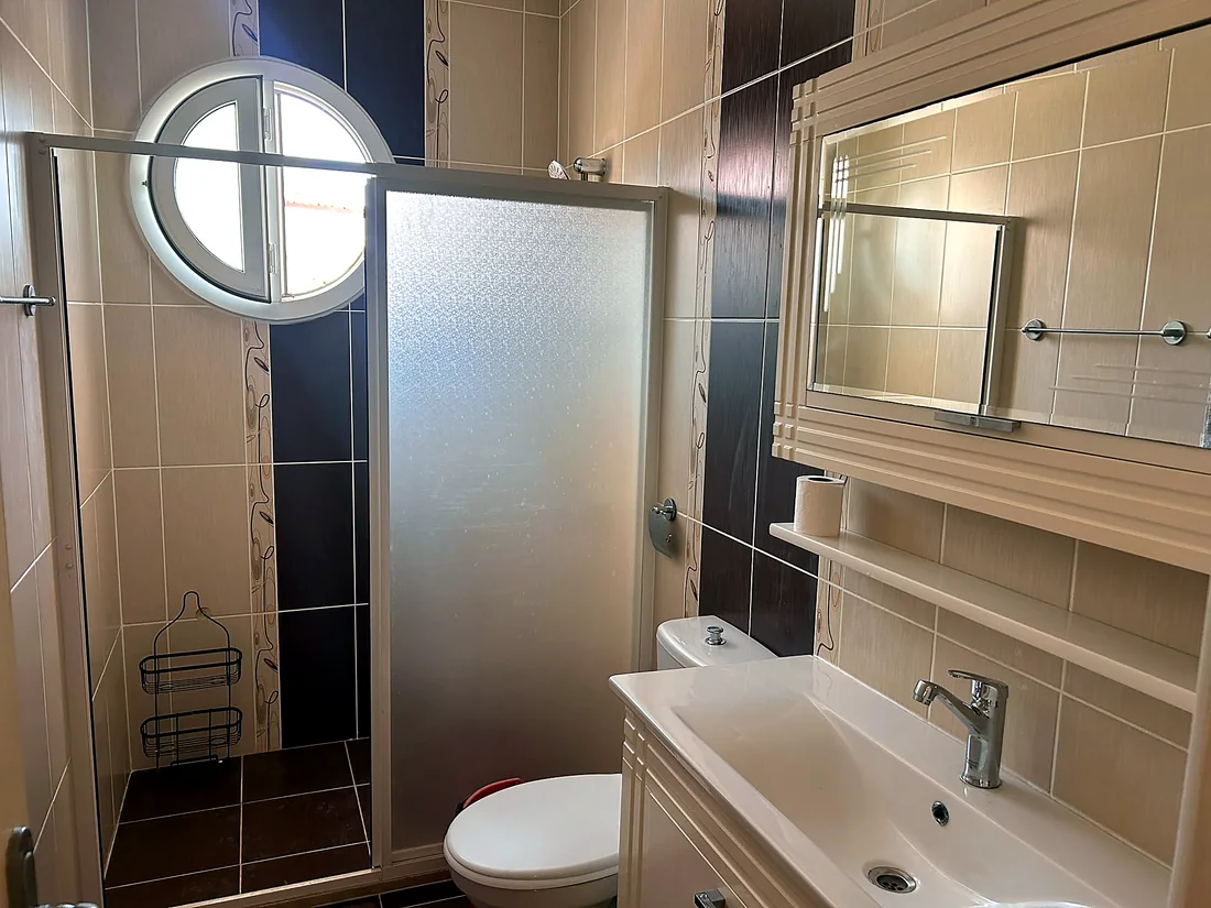 Calis Sunstay dairesinde duş ve lavabo dolaplı banyo